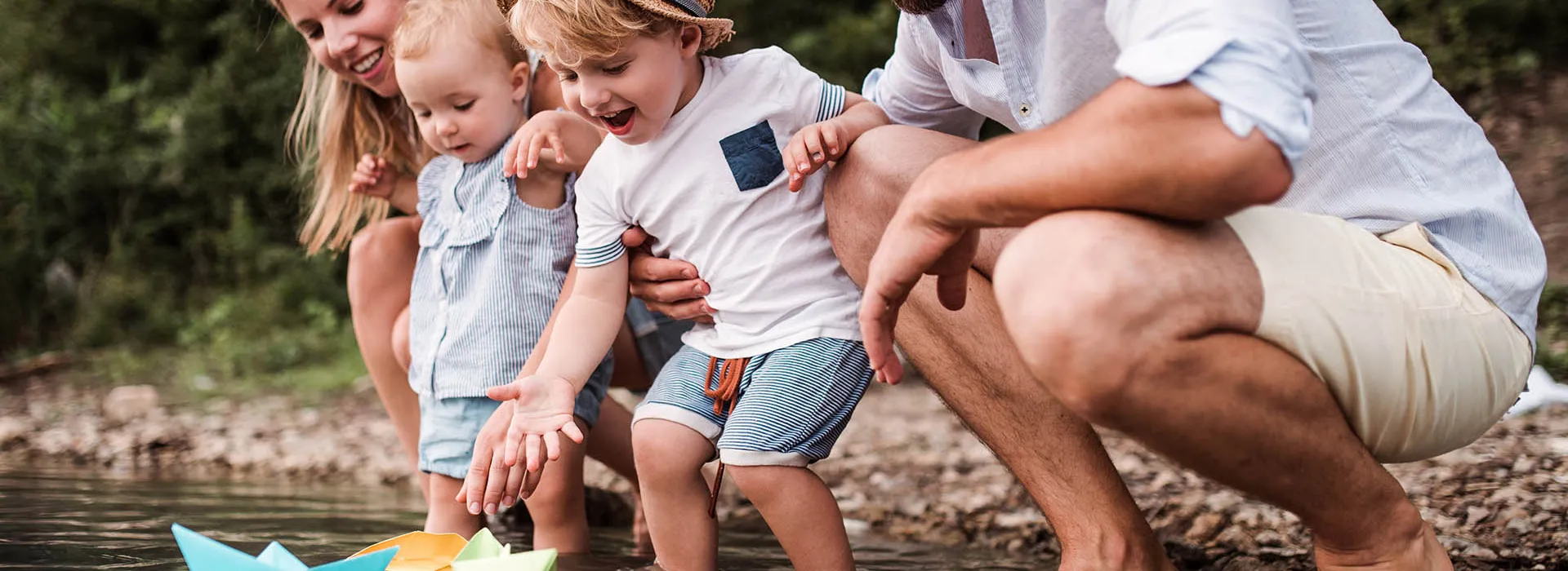 jouer avec des bateaux en papier